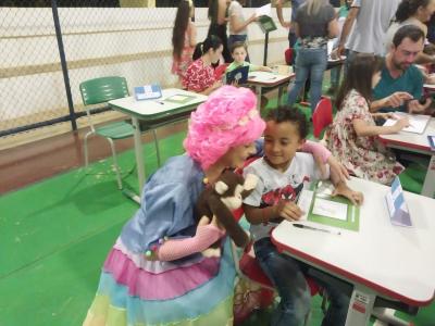 Noite de AutÃ³grafos dos alunos do Jardim 2 da Escola AluÃ­sio Maier foi um verdadeiro sucesso